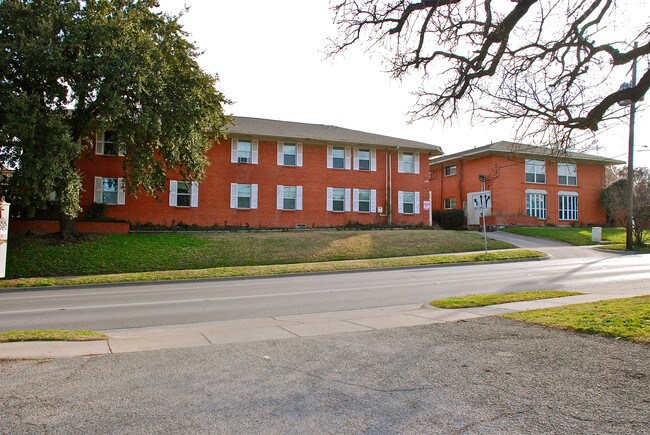 Across The Street Apartments in Denton, TX - Foto de edificio - Building Photo