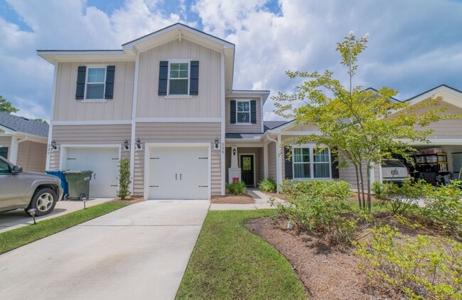 226 Lake Lily Dr in Richmond Hill, GA - Building Photo - Building Photo