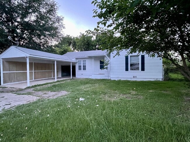 605 E Main St in Omaha, TX - Building Photo - Building Photo