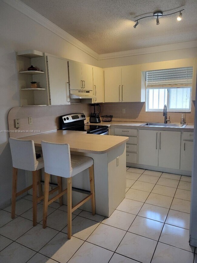 10101 W Okeechobee Rd-Unit -13202 in Hialeah, FL - Building Photo - Building Photo