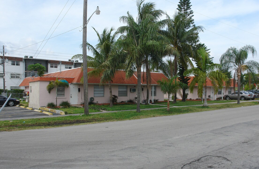 614 NE 2nd St in Hallandale Beach, FL - Foto de edificio