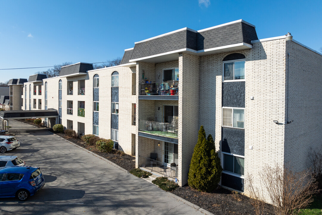 Gaslite Square Condominiums in Louisville, KY - Building Photo