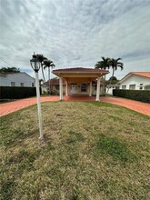 2216 SW 60th Ave in Miami, FL - Foto de edificio - Building Photo