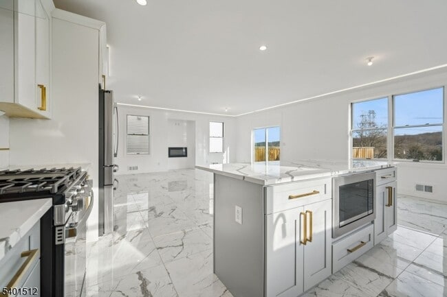 19 Mountain Ave in Mahwah, NJ - Building Photo - Building Photo