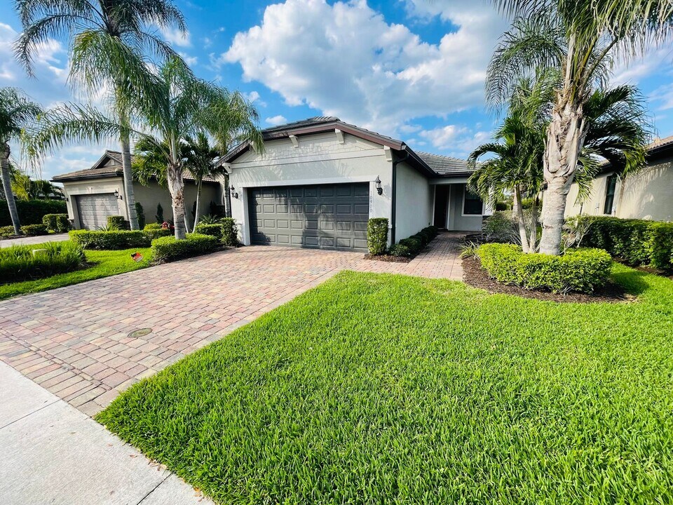 10900 Glenhurst St in Ft. Myers, FL - Building Photo