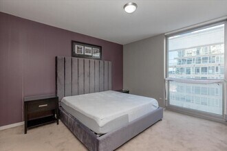 200 W Grand Ave in Chicago, IL - Building Photo - Building Photo