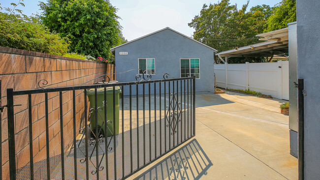 1206 Mountain View St in San Fernando, CA - Building Photo - Building Photo