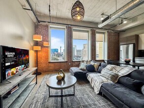 555 Evergreen St, Unit SI ID1231690P in Dallas, TX - Foto de edificio - Building Photo