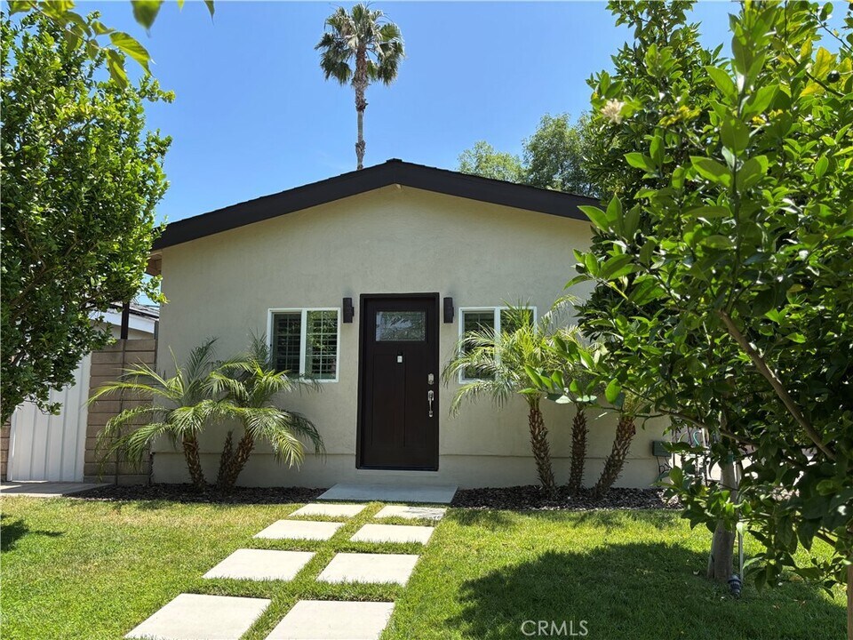 22326 Gilmore St in Los Angeles, CA - Building Photo