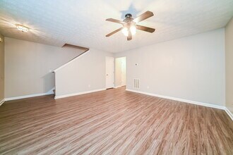 1351 Hollenbeck Ln in Riverdale, GA - Foto de edificio - Building Photo