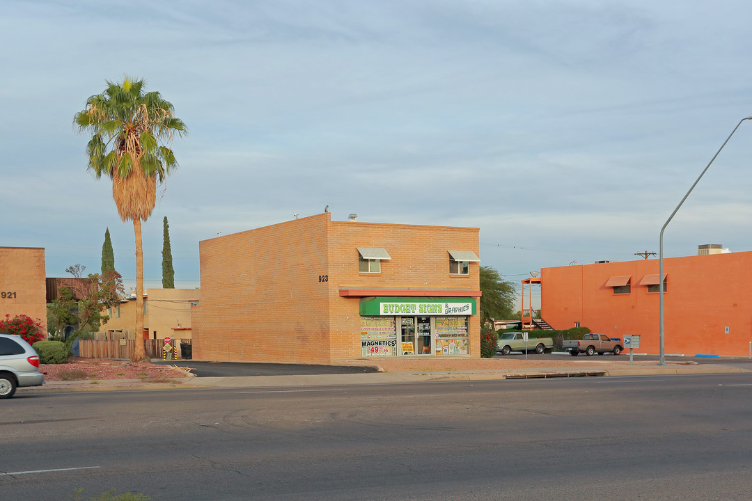 923 N Swan Rd in Tucson, AZ - Foto de edificio