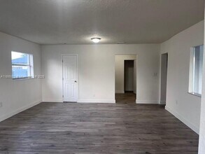 21221 SW 120th Ave in Miami, FL - Foto de edificio - Building Photo