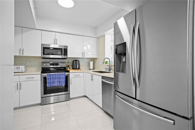 529 E Sheridan St in Dania Beach, FL - Foto de edificio - Building Photo