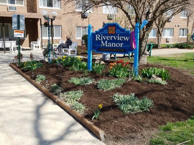 Riverview Manor in Sharon, PA - Foto de edificio - Building Photo