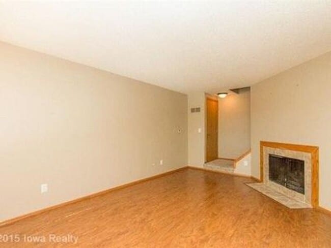 933 Breezewood Cir in Altoona, IA - Building Photo - Building Photo