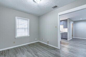 7531 Dixie Dr in Houston, TX - Foto de edificio - Building Photo