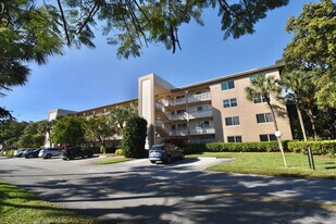 4301 Martinique Cir in Coconut Creek, FL - Building Photo