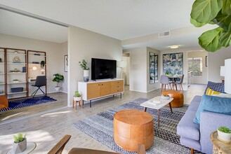 Sofi Thousand Oaks in Thousand Oaks, CA - Foto de edificio - Building Photo