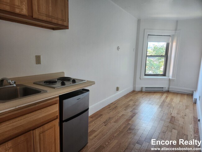 1067 Beacon St, Unit 4 in Brookline, MA - Foto de edificio - Building Photo