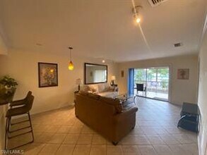 1320 Blue Point Ave-Unit -10 in Naples, FL - Foto de edificio - Building Photo