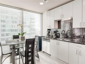 943 Peachtree St NE in Atlanta, GA - Foto de edificio - Building Photo