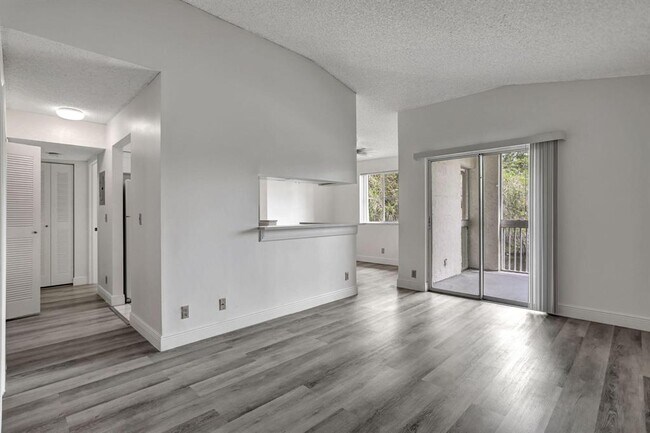 9955 Westview Dr, Unit 217 in Coral Springs, FL - Foto de edificio - Building Photo