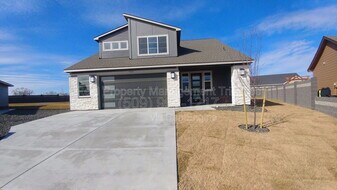 9907 Coho Ct in Pasco, WA - Building Photo