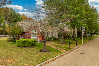 Ole Bartlett Village in Bartlett, TN - Foto de edificio - Building Photo