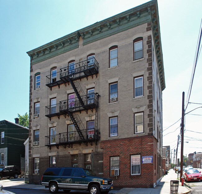 700-702 Bergenline Ave in Union City, NJ - Building Photo - Building Photo