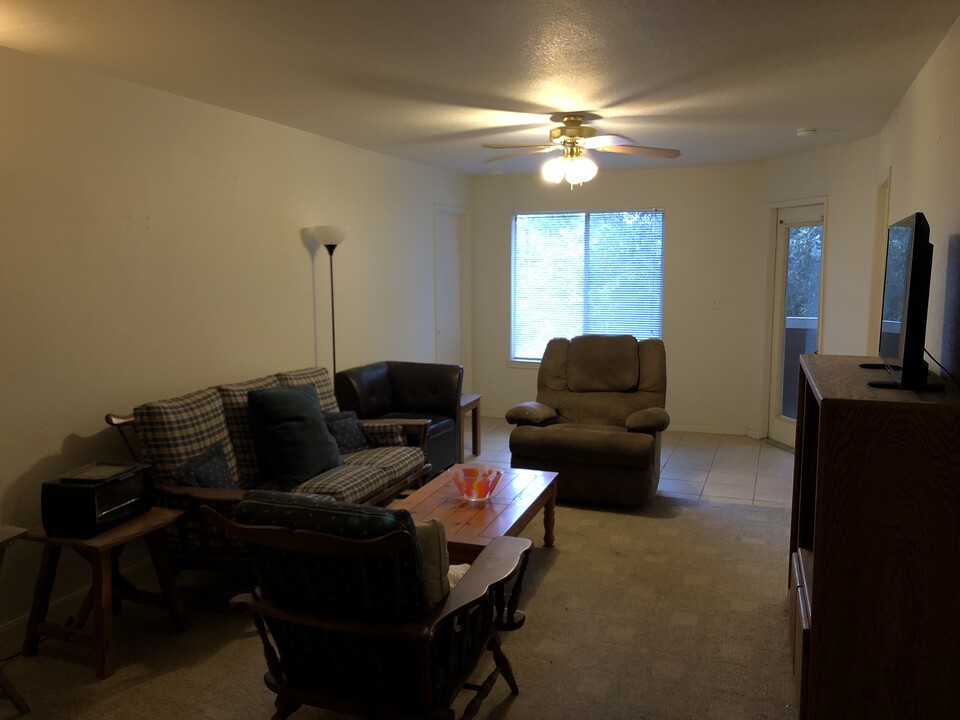 521 Southwest Pky, Unit 303 room 2 in College Station, TX - Building Photo