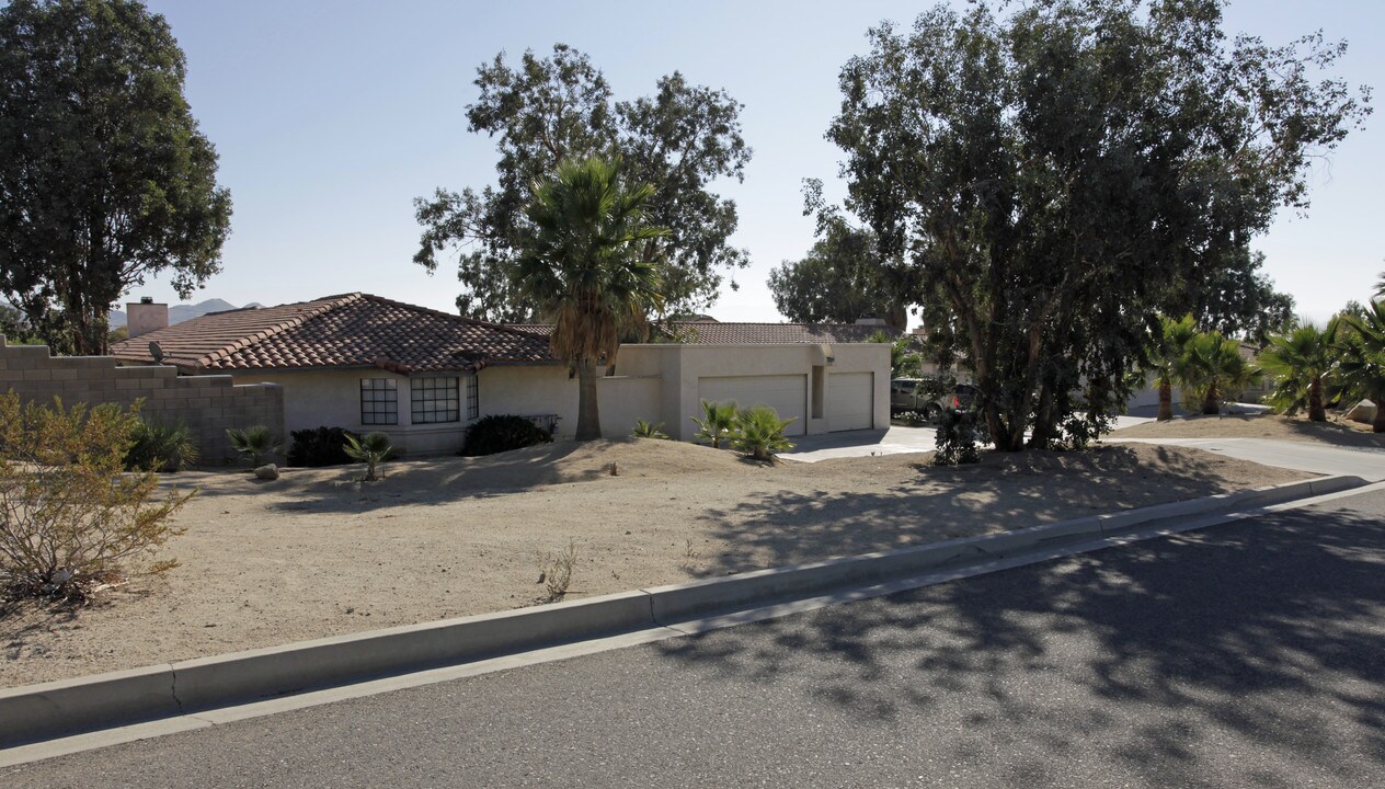 16355 Wato Rd in Apple Valley, CA - Foto de edificio