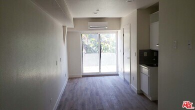 2133 Carmona Ave in Los Angeles, CA - Building Photo - Building Photo