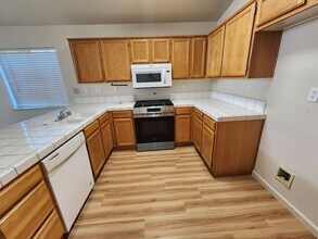 5205 Lodestar Way in Elk Grove, CA - Building Photo - Building Photo