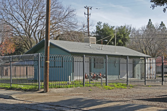 Cazares Terrace II in Huron, CA - Building Photo - Building Photo