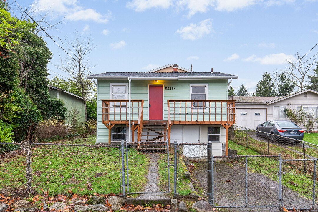9227 Evanston Ave N in Seattle, WA - Building Photo