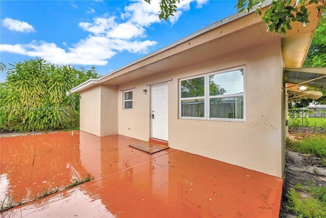 2435 Plunkett St in Hollywood, FL - Building Photo - Building Photo