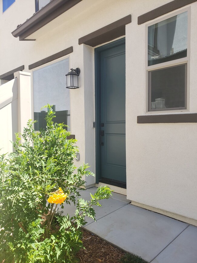 586 Gateway Ln, Unit 1 in San Marcos, CA - Building Photo - Building Photo