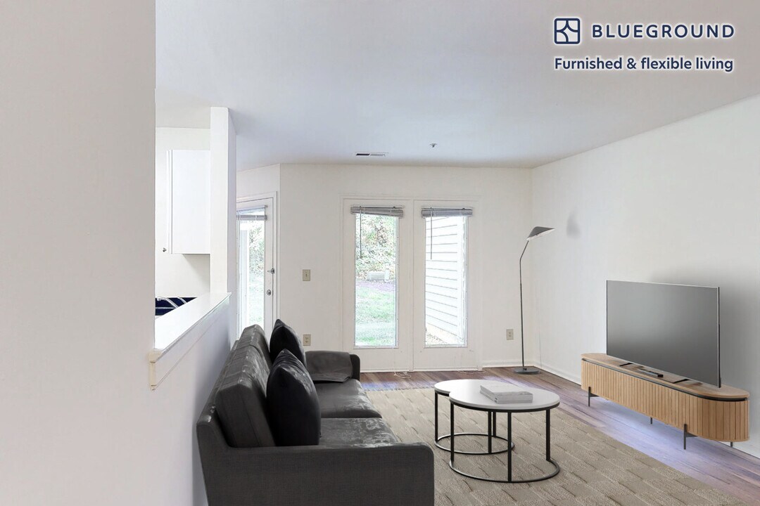 10608 Kitty Pozer Dr in Fairfax, VA - Building Photo