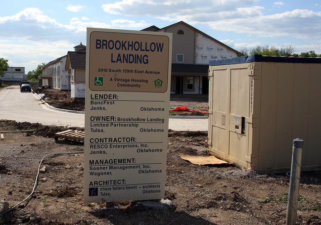 Brookhollow Landing in Tulsa, OK - Building Photo - Building Photo