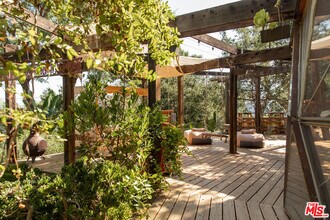 20269 Croydon Ln in Topanga, CA - Building Photo - Building Photo