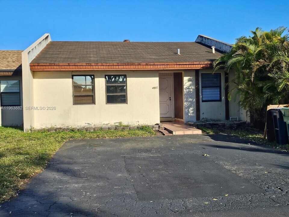4907 SW 137th Ct in Miami, FL - Foto de edificio