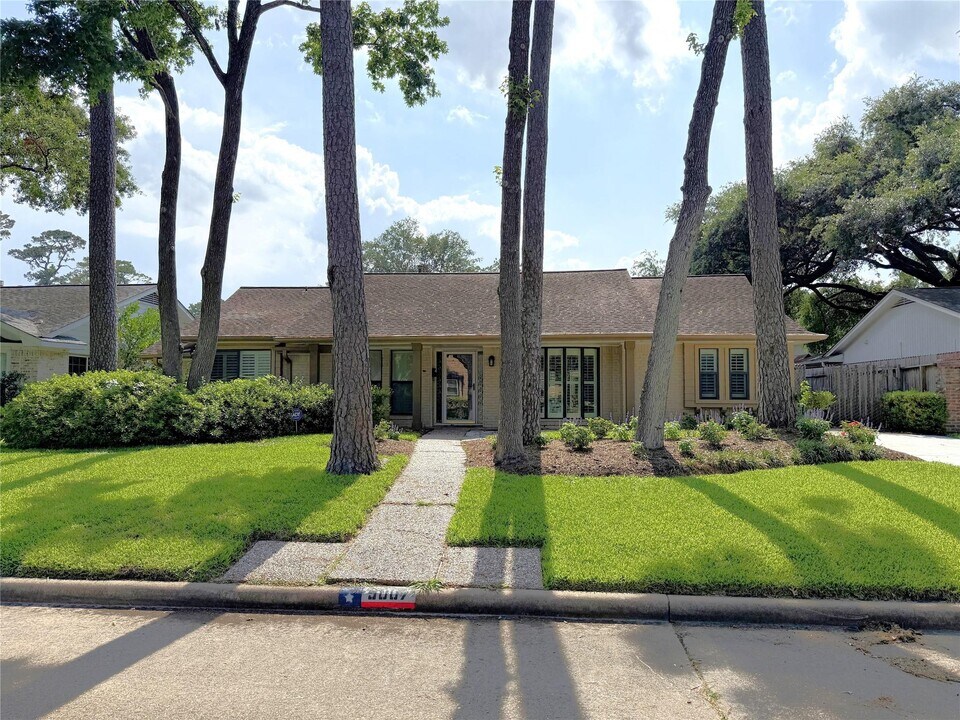 5007 Shady Nook Ct in Houston, TX - Foto de edificio
