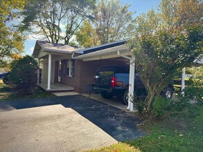 597 Bluebird Dr in Russell Springs, KY - Foto de edificio - Building Photo