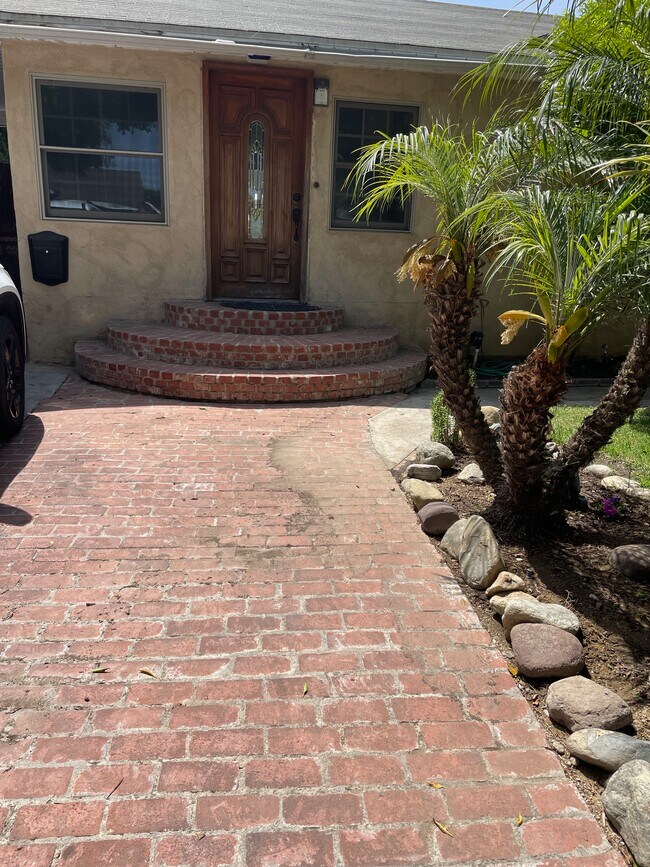 1013 Rosewood Ave in Inglewood, CA - Building Photo - Building Photo