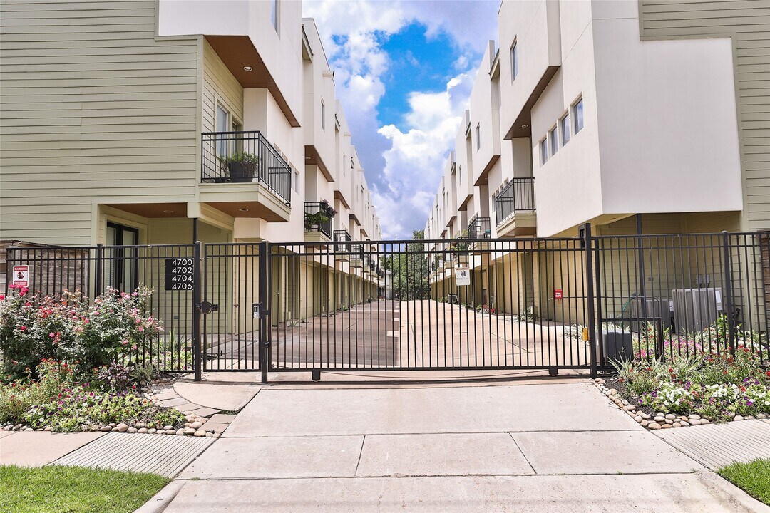 4706 Austin St in Houston, TX - Building Photo