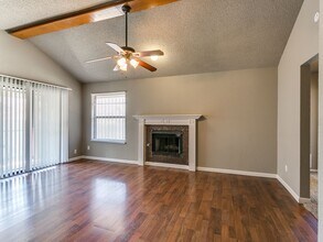 8701 Cedar Ridge Dr in Midwest City, OK - Foto de edificio - Building Photo
