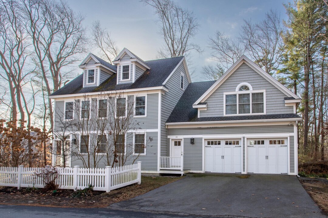 156 N Shore Rd in Hampton, NH - Building Photo