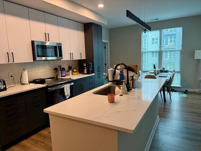 450 Swann Ave, Unit Ives #407