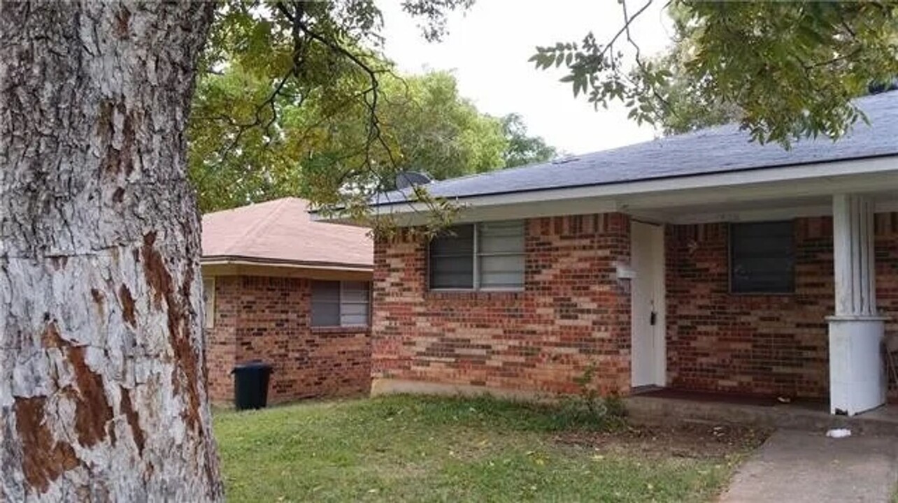 1528 W Elm St in Denison, TX - Building Photo