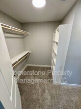 8431 Valley Spring Dr in De Soto, KS - Building Photo - Building Photo